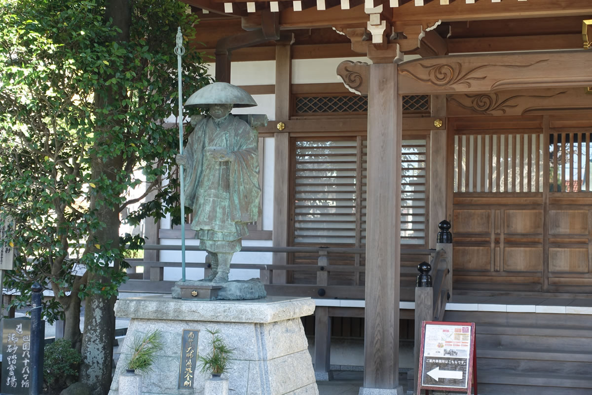 寺院の弘法大師像