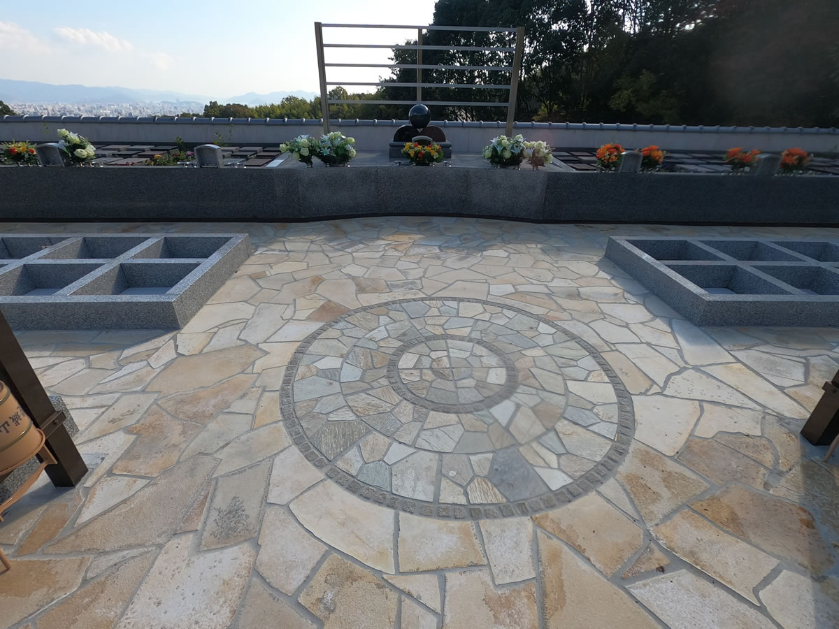 己斐城山（こいしろやま）メモリアルヒルズガーデニング「風と空」モニュメント