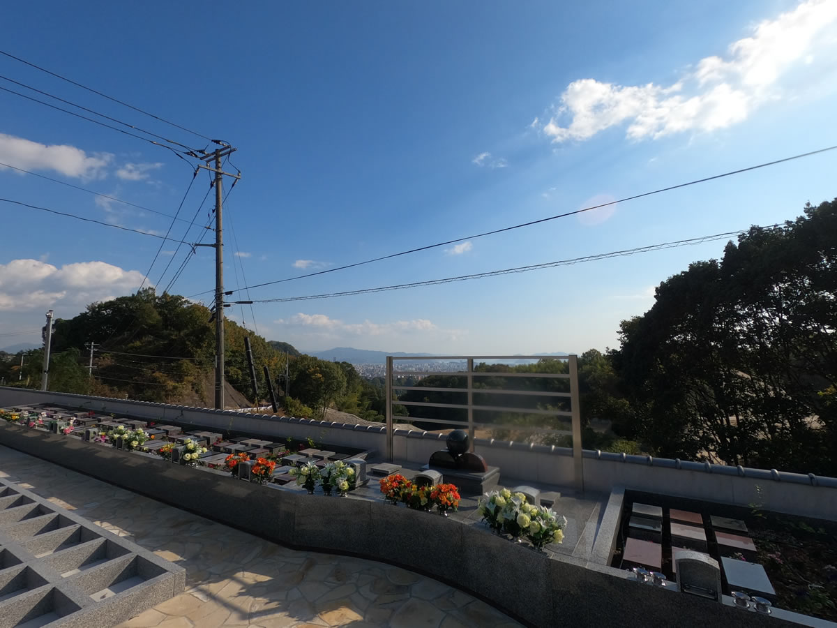 己斐城山（こいしろやま）メモリアルヒルズガーデニング「風と空」と瀬戸内海