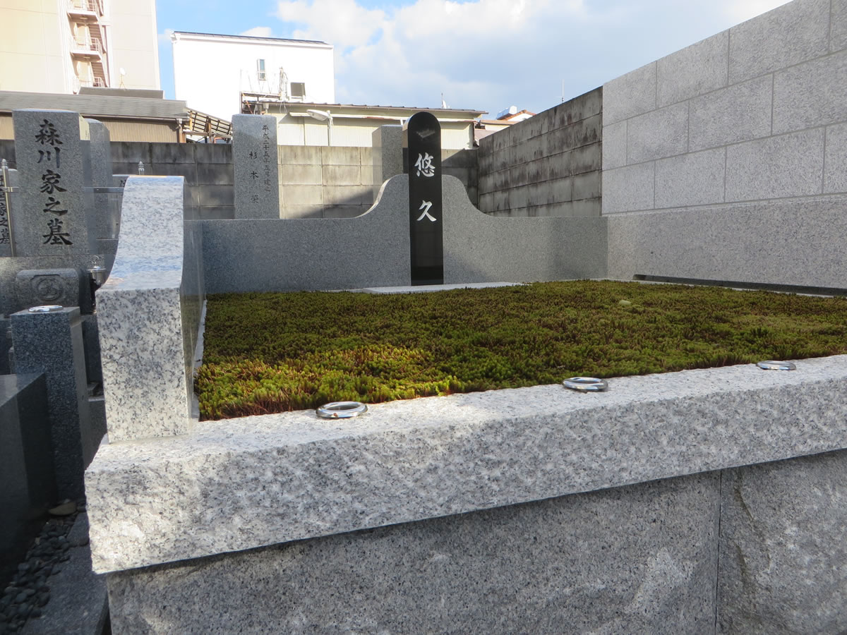 本實院樹木葬墓地献花台