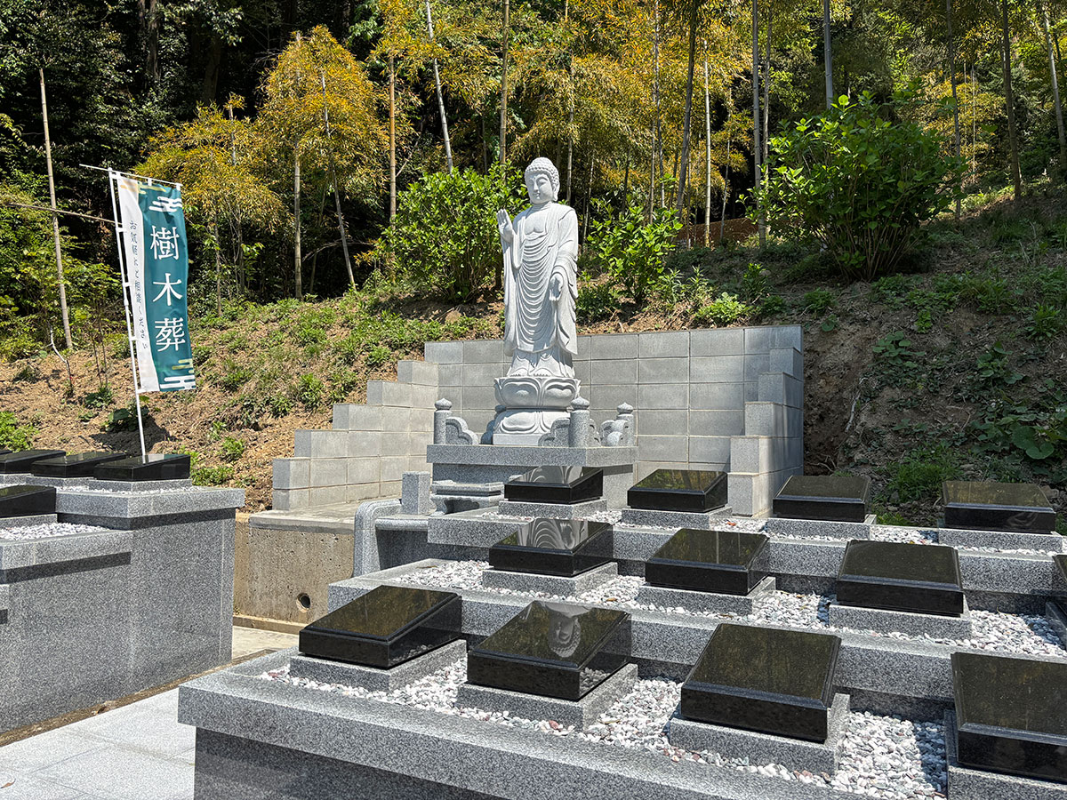 本告寺霊園　樹木葬石像