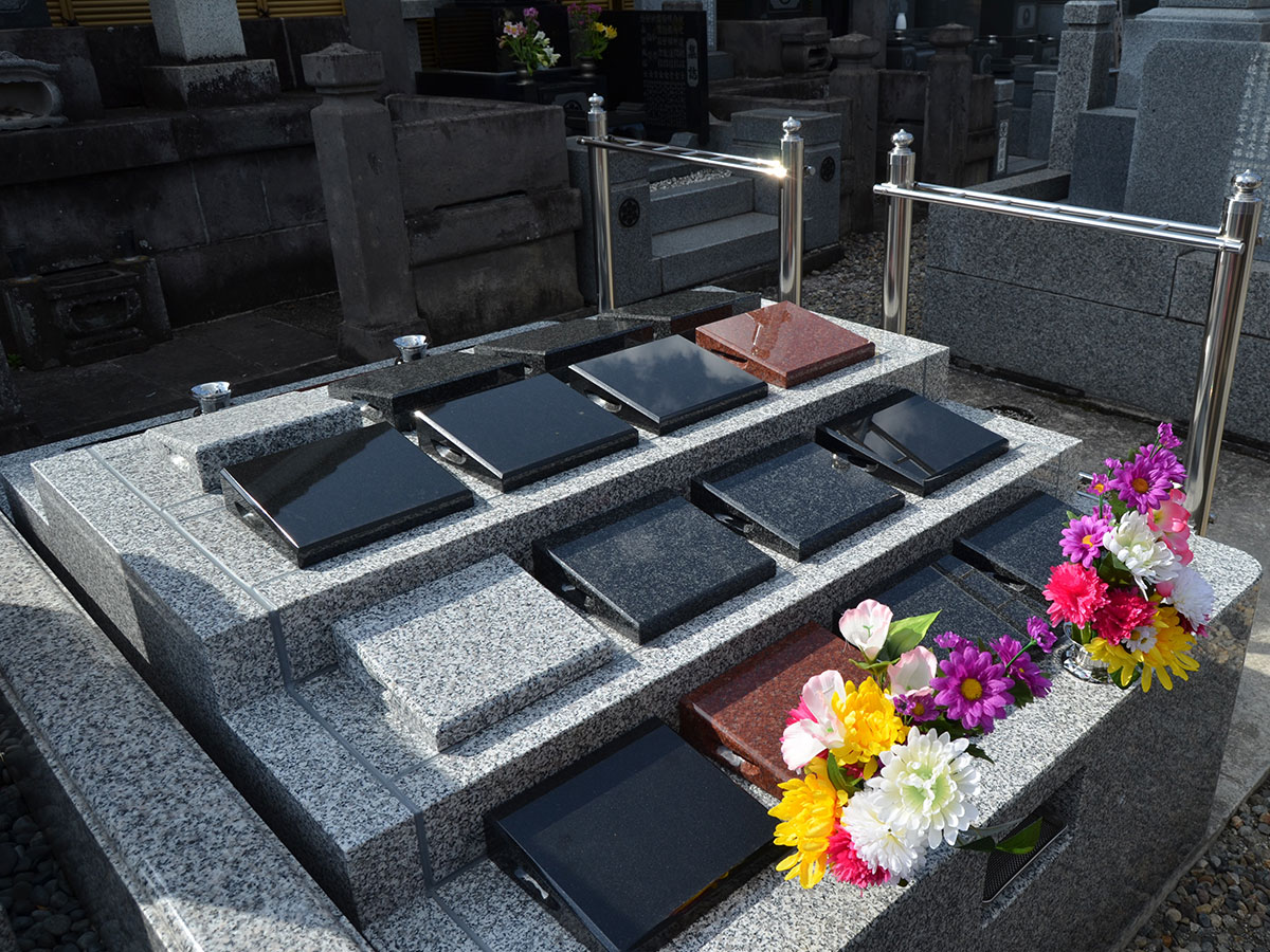 永代家族墓　花側面1