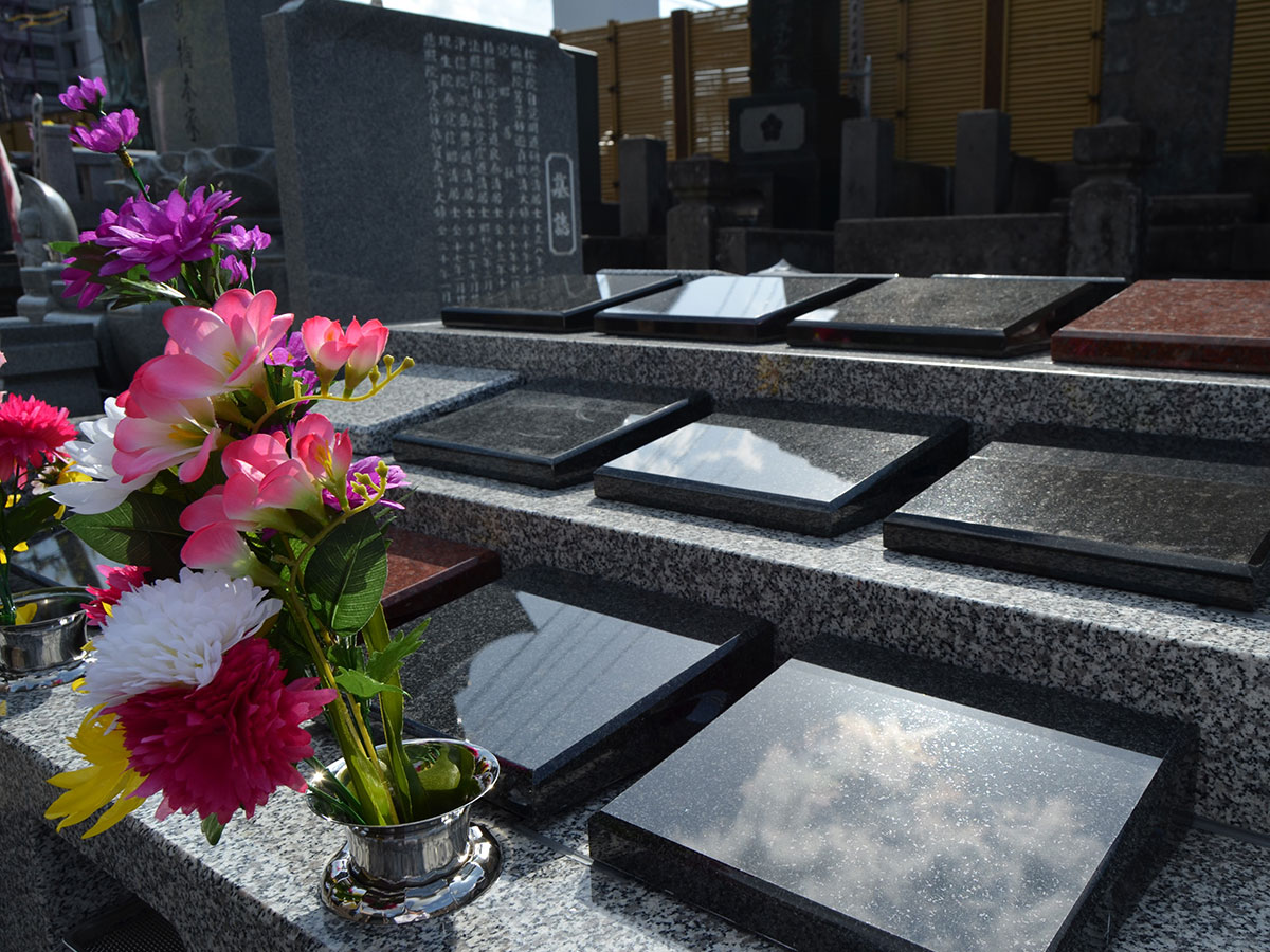 永代家族墓　花側面2